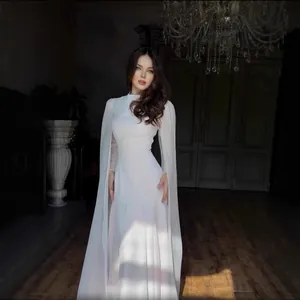 Elegantes reinweißes Maxikleid mit Stehkragen und fließenden Chiffon-Cape-Ärmeln.