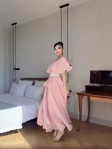 Französisches rosa gestuftes Maxikleid mit Rüschen und Gürtel am Modell