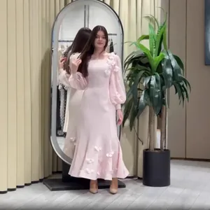 Elegante abito rosa primaverile con maniche a sbuffo e applicazioni floreali 3D.
