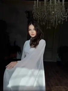 Elegantes weißes Kleid mit transparenten Ärmeln und hohem Ausschnitt im Luxus-Stil