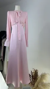 Elegantes rosa französisches Plissee-Maxikleid mit Perlenstickerei