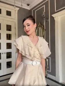 Elegantes französisches Rüschenkleid mit Perlen und weißem Gürtel, beige Sommerstil.