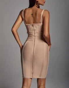 Vue arrière d'une robe bandage beige avec une longue fermeture éclair et une ceinture