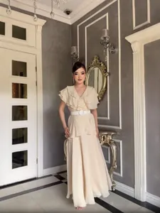 Elegantes beigefarbenes Maxikleid mit Rüschen, V-Ausschnitt und schickem Gürtel