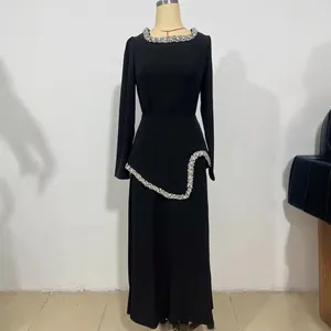 Elegantes schwarzes langärmliges Maxikleid mit exklusiven luxuriösen Diamanten.