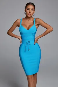 Robe bandage moulante bleu vif élégante avec col en V, bretelles et cordon à la taille.