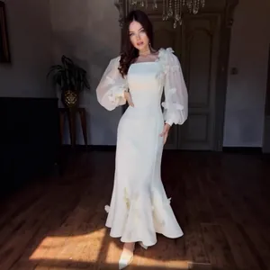 Elegante abito a sirena bianco con applicazioni floreali 3D e maniche a sbuffo in mesh
