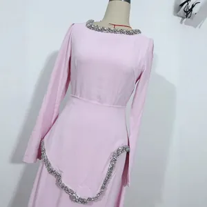 Elegantes rosa Langarmkleid mit luxuriöser silberner Strassverzierung im Detail