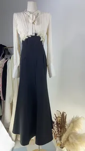 Detailansicht eines eleganten französischen Kleids mit Perlenspitze an der Taille