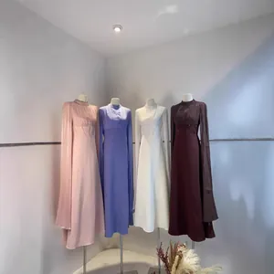 Élégantes robes maxi à taille haute avec de longues manches fluides en diverses couleurs