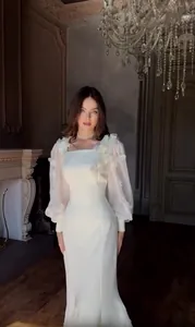 Elegante abito da sera bianco con petali di fiori 3D delicati su maniche e spalle