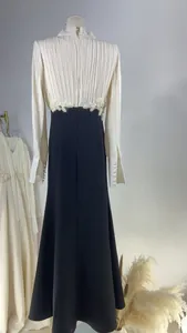 Elegantes französisches Faltkleid mit anspruchsvollen Blumenstickereien an der Taille