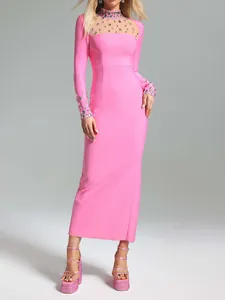 Abito lungo rosa a maniche lunghe con scollo in rete e strass e silhouette aderente