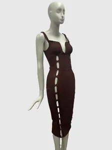 Détail montrant la découpe latérale et le laçage croisé sur la robe midi moulante marron.