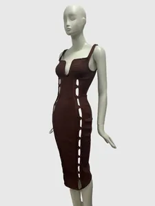 Vue détaillée de profil d'une robe midi bandage marron côtelée ajourée sur mannequin