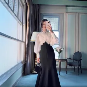 Elegantes französisches Kleid mit langen Plissee-Ärmeln, Blumen-Spitze und Taillierung