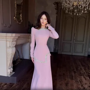 Elegantes, hochwertiges rosa Maxikleid mit funkelnden Strassdetails an Ausschnitt und Taille