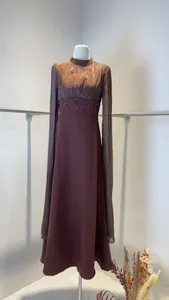 Robe longue élégante à manches longues, taille haute, bustier plissé et perles à la taille.