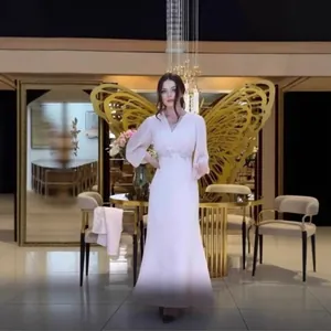 Elegantes französisches Maxikleid mit betonter Taille und langen Ärmeln.