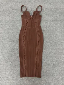 Détail de la vue de face d'une robe mi-longue marron avec un design à lacets évidé