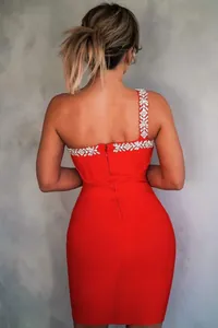Vista posteriore di un vestito bandage rosso monospalla con eleganti dettagli in strass