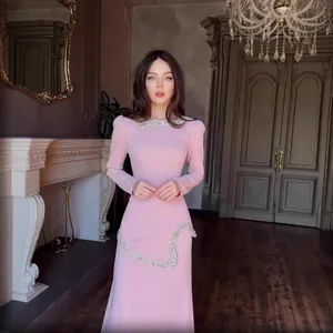Detailansicht eines eleganten rosa Abendkleids mit Perlenstickerei in einem klassischen Saal.