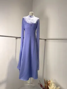 Robe longue lavande élégante à col montant avec manches fluides et taille haute