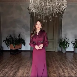 Elegantes burgunderfarbenes Maxikleid im französischen Stil mit Taillenstickerei