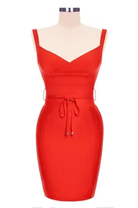 Détail d'une robe bandage rouge éclatante avec col en V et ceinture ajustable à la taille