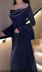Vista dettagliata di un elegante abito da sera blu navy con scollatura a catena.