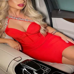 Dettaglio del vestito bandage rosso con spalline in strass e dettaglio corsetto in rete