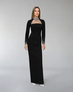 Elegante abito da sera nero a maniche lunghe con scollo in rete e strass e vestibilità slim