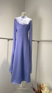 Vue détaillée montrant la silhouette élégante d'une robe violette à manches longues