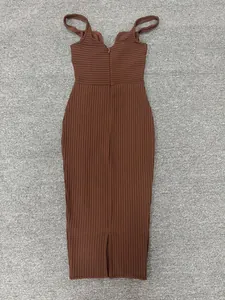 Robe bandage moulante côtelée marron élégante avec décolleté bas et fermeture éclair