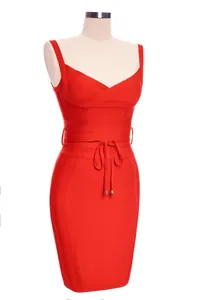 Vue détaillée d'une robe bandage rouge élégante avec col en V et ceinture à la taille