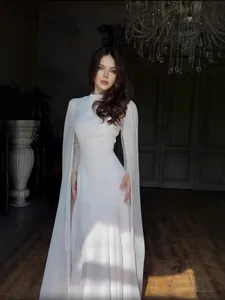 Elegantes bodenlanges weißes Abendkleid mit einzigartigen langen Cape-Ärmeln und Passform