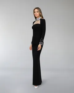 Elegante abito lungo nero con inserto in rete e dettagli in strass su collo e polsini