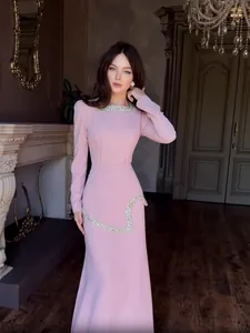 Elegantes rosa Abendkleid mit langen Ärmeln und exquisiten Strass-Details am Ausschnitt