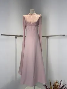 Robe longue rose élégante à col montant avec taille corset et manches longues vue