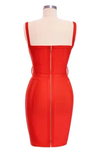 Vue arrière détaillée d'une robe bandage rouge avec fermeture éclair dorée intégrale