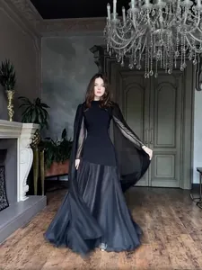 Elegantes schwarzes Abendkleid mit transparenten Kapuzenärmeln und fließendem Satinrock