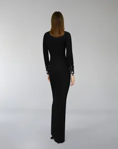 Abito lungo nero aderente a maniche lunghe con polsini decorati con vari strass