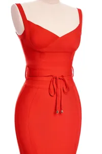 Détail d'une robe bandage rouge avec décolleté en V et ceinture ajustable à la taille