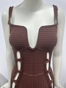 Gros plan d'une robe bandage marron à col en V profond avec des découpes à la taille