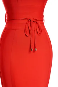 Vue détaillée de la taille d'une robe bandage rouge avec ceinture à nouer et texture de tissu