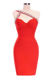Abito bandage rosso monospalla con dettagli spallina in strass scintillanti