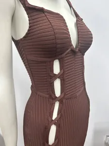 Détail d'une robe bandage marron côtelée avec découpes latérales et lacets croisés.