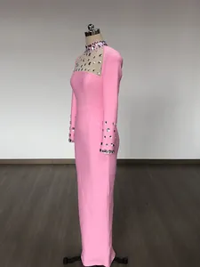 Dettaglio del vestito rosa aderente con scollo a rete in strass e maniche lunghe eleganti.