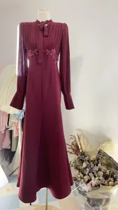 Elegantes burgunderrotes Maxikleid mit Plissee-Schleifenhals und Blumenstickerei