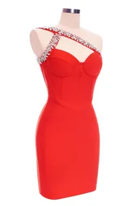 Dettaglio di abito bandage rosso aderente con spallina monospalla decorata con strass